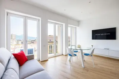 TV o dispositivi per l'intrattenimento presso AT Twenty-ONE New Apt - EXCLUSIVE PANORAMIC Views!