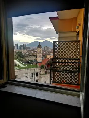 Vista generica sulle montagne o vista sulle montagne dall'interno della casa vacanze