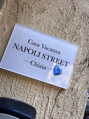 Certificato, attestato, insegna o altro documento esposto da Napoli Street Chiaia
