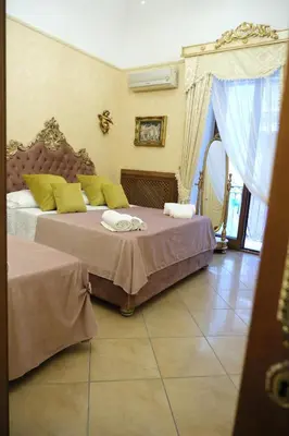Letto o letti in una camera di La Bella Napoli Home Room di Adriana