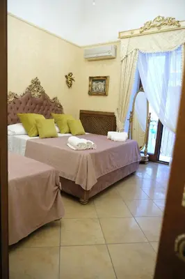 Letto o letti in una camera di La Bella Napoli Home Room di Adriana