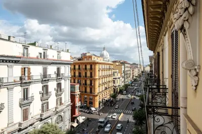 Vista generica su Napoli o vista sulla città dall'interno dell'appartamento