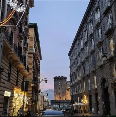 Vista generica su Napoli o vista sulla città dall'interno dell'appartamento