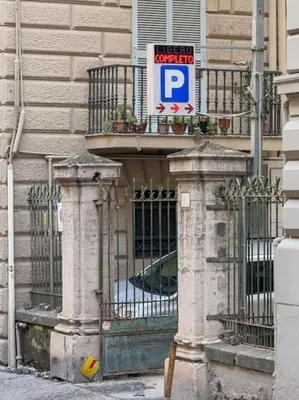 Planimetria di Chiaia-Piazza Amedeo Close Metro Station and Sea
