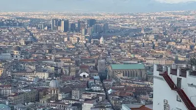 Vista generica su Napoli o vista sulla città dall'interno dell'appartamento