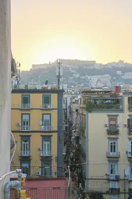 Vista generica su Napoli o vista sulla città dall'interno dell'affittacamere