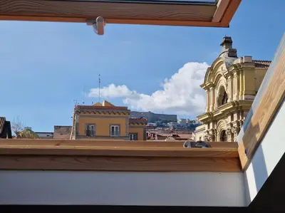 Vista generica su Napoli o vista sulla città dall'interno dell'appartamento