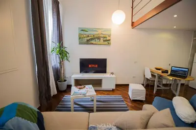 TV o dispositivi per l'intrattenimento presso NapoliStayIn Central Flat in Naples