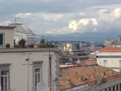 Vista generica sulle montagne o vista sulle montagne dall'interno della casa vacanze
