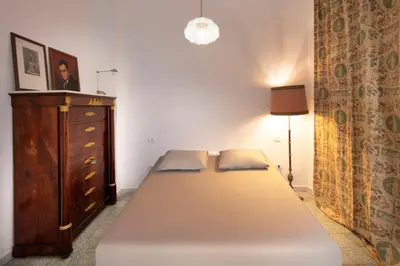 Letto o letti in una camera di Villetta storica nel cuore di Napoli by Dimorra