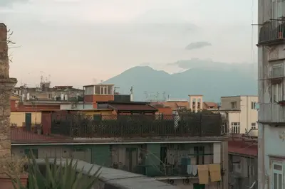 Vista generica sulle montagne o vista sulle montagne dall'interno dell'appartamento
