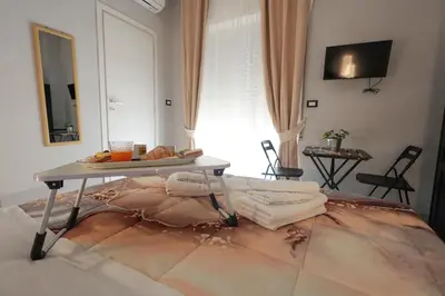 TV o dispositivi per l'intrattenimento presso A cartulina e Napulè Attico con Vista Porto Ascensore Colazione Inclusa Struttura nel cuore autentico di Napoli a 5 minuti dalla Stazione Centrale e dal Centro Storico AC