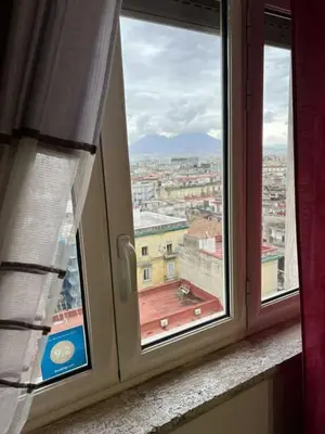 Vista generica sulle montagne o vista sulle montagne dall'interno dell'appartamento
