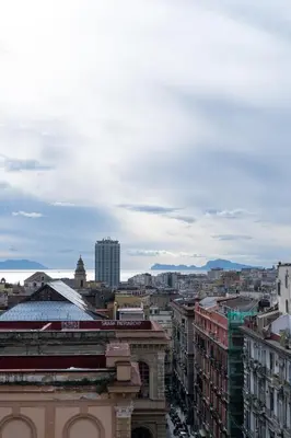 Vista generica su Napoli o vista sulla città dall'interno dell'affittacamere