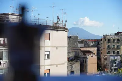 Vista generica sulle montagne o vista sulle montagne dall'interno dell'affittacamere