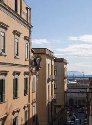 Vista generica su Napoli o vista sulla città dall'interno dell'appartamento