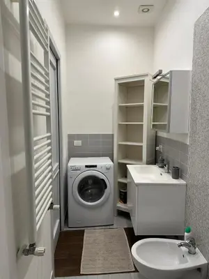 Bagno di Bilocale a Chiaia vicino a Via dei Mille