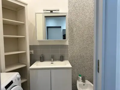 Bagno di Bilocale a Chiaia vicino a Via dei Mille