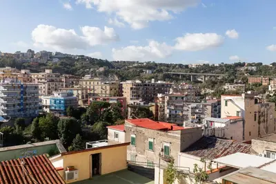 Vista generica su Napoli o vista sulla città dall'interno dell'appartamento