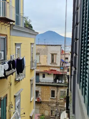 Vista generica sulle montagne o vista sulle montagne dall'interno dell'affittacamere