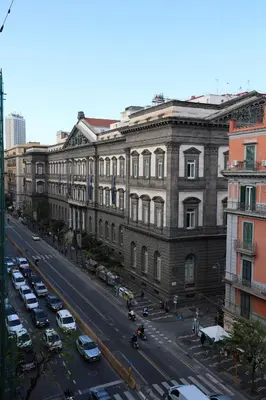 Vista generica su Napoli o vista sulla città dall'interno dell'affittacamere