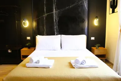 Letto o letti in una camera di BlackWoody Contemporary Rooms - Napoli Centro Storico Via Toledo