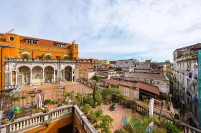 Vista generica su Napoli o vista sulla città dall'interno dell'appartamento