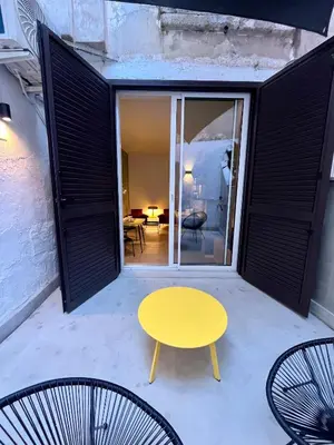 Patio o area all'aperto di Concrete Apartment Museo