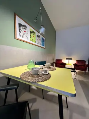 Area soggiorno di Concrete Apartment Museo