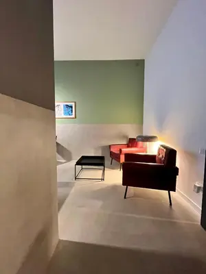 Area soggiorno di Concrete Apartment Museo
