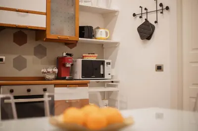 Cucina o angolo cottura di HELLO CHIAIA NAPOLI by Progecta srl