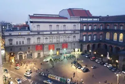 Vista generica su Napoli o vista sulla città dall'interno dell'appartamento