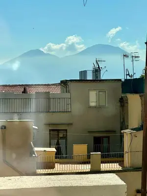 Vista generica sulle montagne o vista sulle montagne dall'interno dell'affittacamere