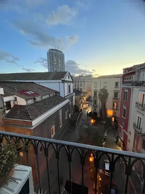 Vista generica su Napoli o vista sulla città dall'interno dell'appartamento