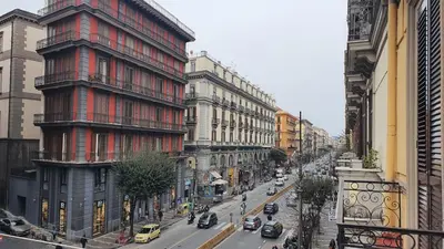 Vista generica su Napoli o vista sulla città dall'interno dell'appartamento