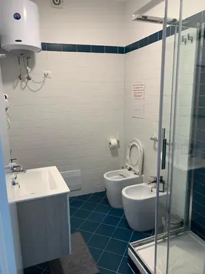 Bagno di La finestra su Napoli