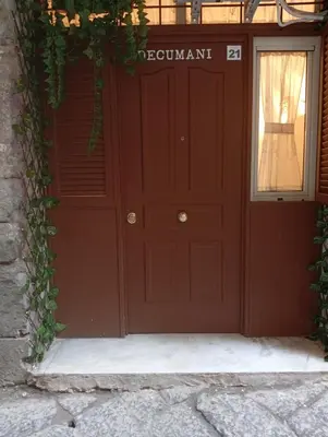 Facciata o entrata di Decumani 21