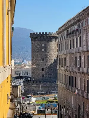 Vista generica su Napoli o vista sulla città dall'interno dell'appartamento