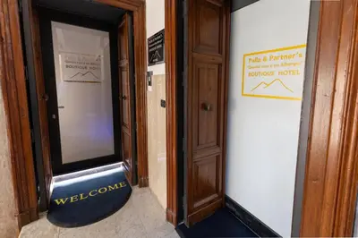 Certificato, attestato, insegna o altro documento esposto da Maison Palla e Partner's