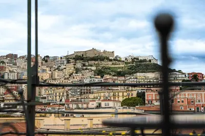 Vista generica su Napoli o vista sulla città dall'interno dell'appartamento