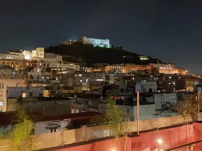 Vista generica su Napoli o vista sulla città dall'interno dell'appartamento