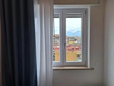 Vista generica sulle montagne o vista sulle montagne dall'interno dell'affittacamere