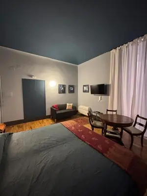 TV o dispositivi per l'intrattenimento presso Rosso Napoli Suites