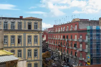 Vista generica su Napoli o vista sulla città dall'interno dell'appartamento