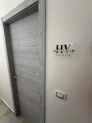 Certificato, attestato, insegna o altro documento esposto da VALENTINO 48 napoli centro