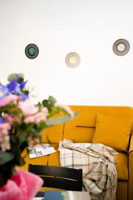 Area soggiorno di Materdei Rooms - Napoli Centro, Camere con cucina vicino Metro e colazione inclusa