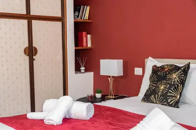 Letto o letti in una camera di Tribeca Retreat Stunning Guest House By the Sea