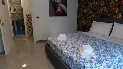 Letto o letti in una camera di La bella napoli house casa vacanze con 3 camere da letto