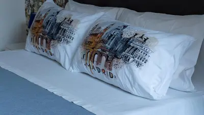 Letto o letti in una camera di La bella napoli house casa vacanze con 3 camere da letto