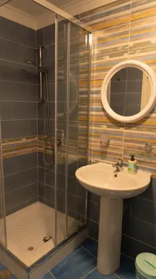 Bagno di La bella napoli house casa vacanze con 3 camere da letto